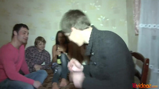 Русский групповой секс с пьяными студентами на квартире