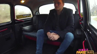Секс с блондинкой в машине такси