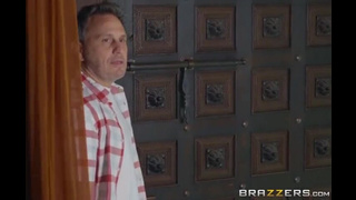 Присунул член в тугую попку красивой брюнетки